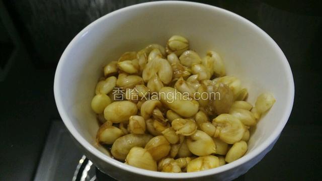 将调料倒入压碎的苦藠中，搅拌均匀，放入冰箱半小时，入味