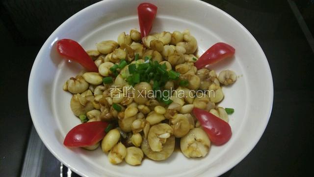 半小时后取出，撒上小葱、摆放红椒装饰，成品出炉啦！