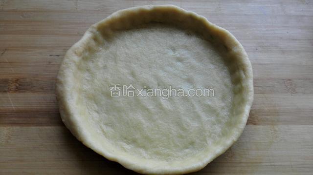 派皮拿出擀成圆片，饼皮比模具大一圈，我的模具是八寸的！