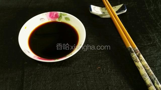 小盘子倒些味极鲜酱酒，白切鸡就蘸蘸吃。