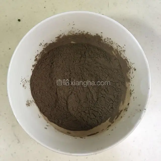 在碗内倒入烧仙草粉。
