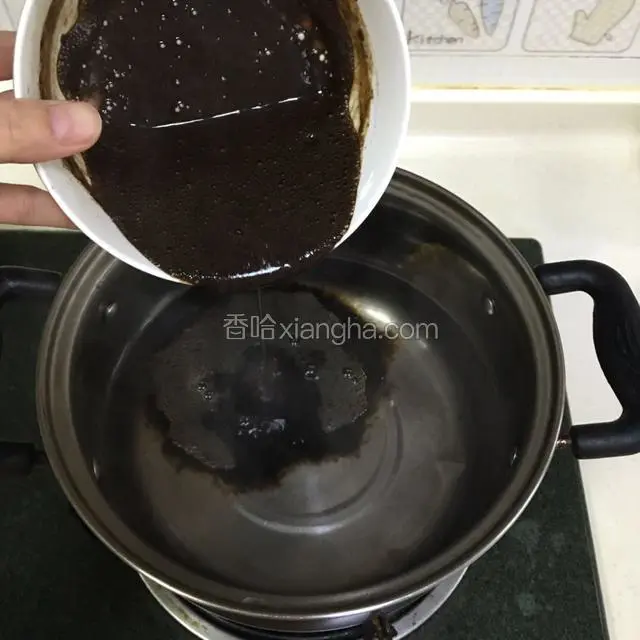 倒入烧开的水中，一边倒，一边搅拌。
