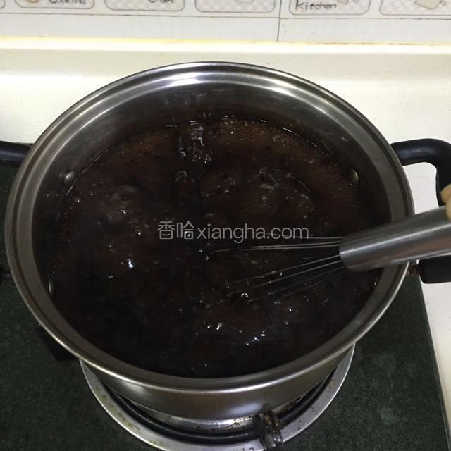 开火，把黑凉粉液体烧至沸腾即可。
