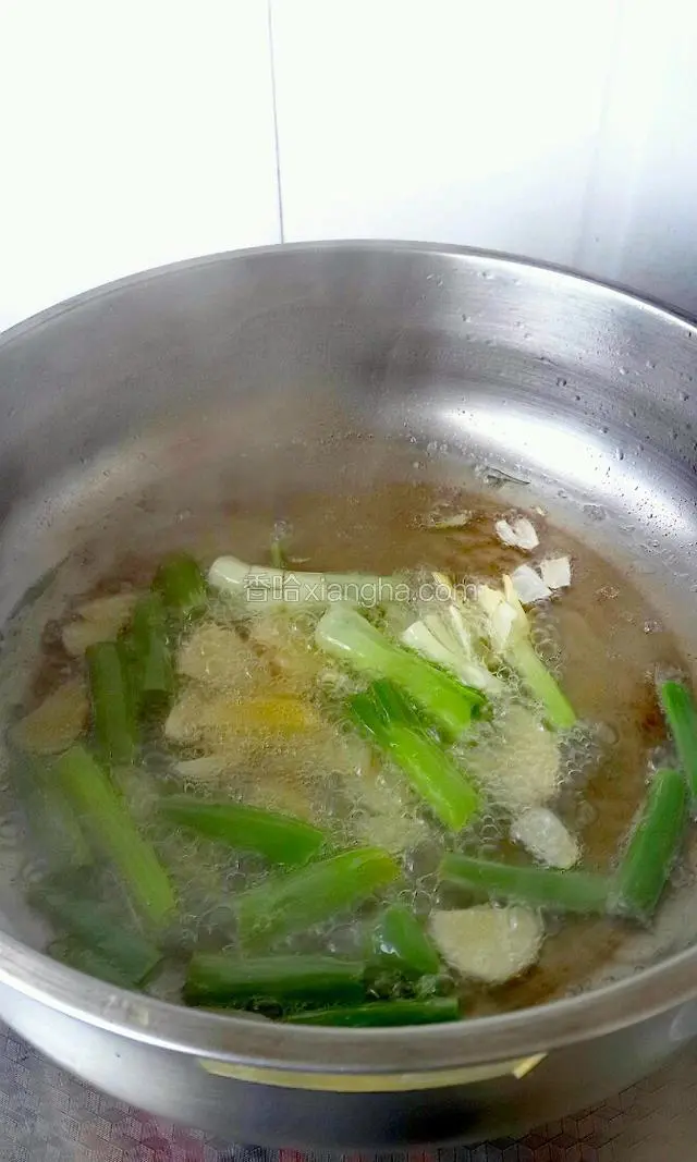 油温无成热放入蒜片和姜片，再放入大葱