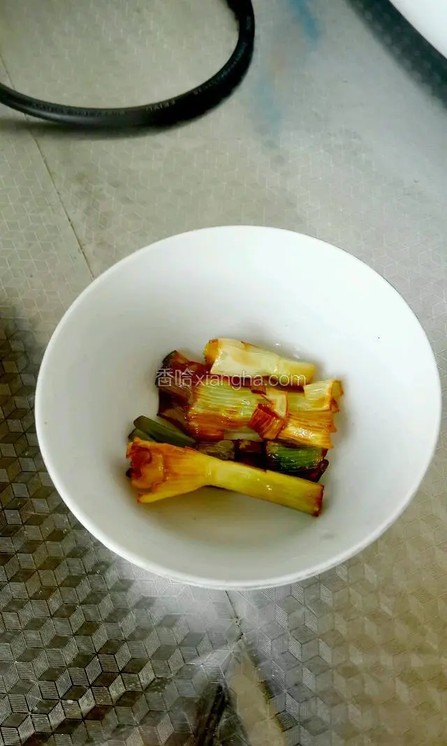 炸制道葱微微焦黄即可，这就是专业上的金葱段，记住千万别炸糊了，不然味道就变了。