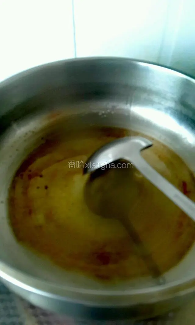 锅里留少许油，比炒菜量少点就可以。剩余的油装玻璃瓶密封冷藏保存