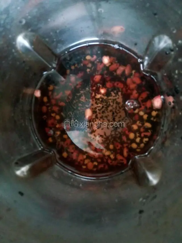 加入1200ml清水，水位不能超过上限位置