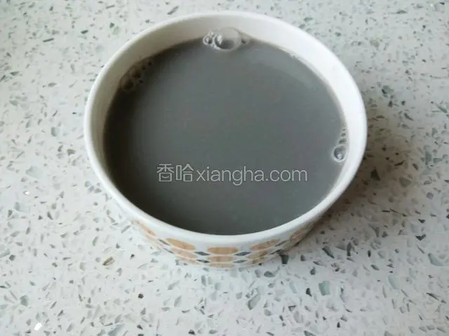 盛碗内