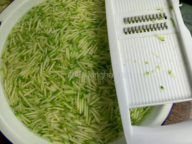 用插菜板插成细丝 用开水烫一下