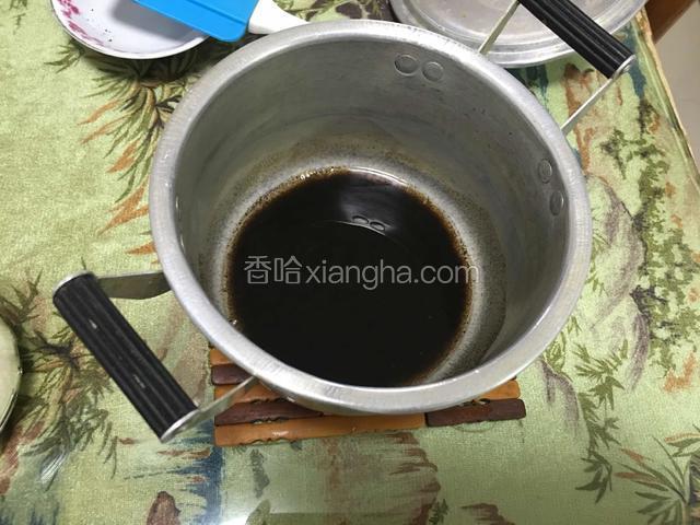 玉米油加热至80度倒入咖啡翻拌均匀