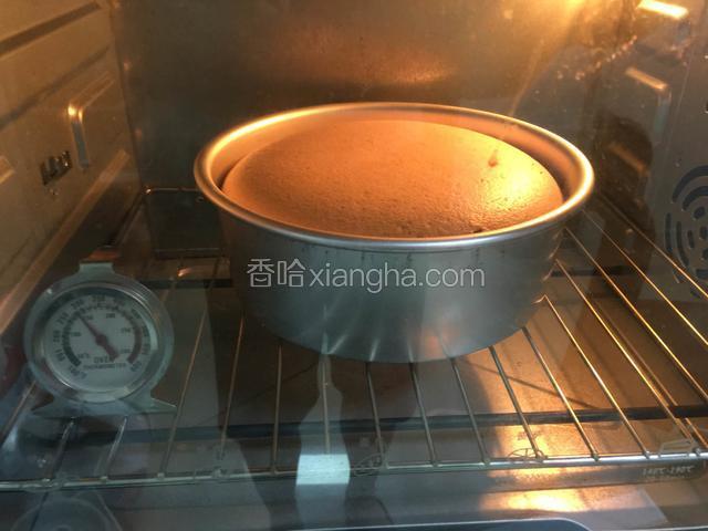 最后设烤箱温度150度时间40分钟烤完全程，这是烤了20分钟的样子