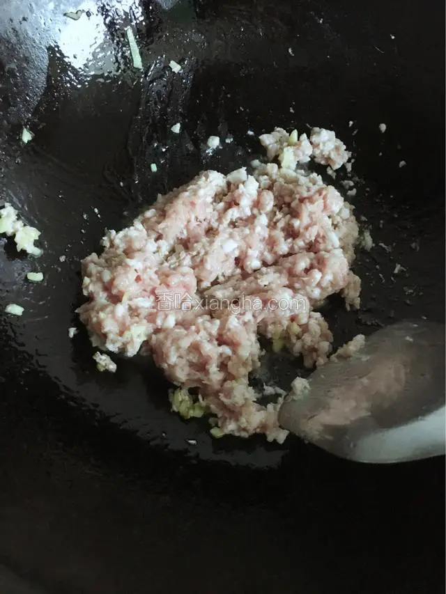 油锅煸香姜末炒肉糜，备用