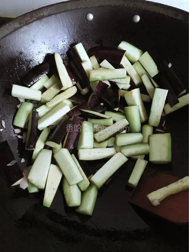 油锅下茄子，煸炒出香味，至茄子变软