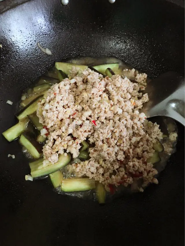 加入肉糜，调料入味大火煮沸