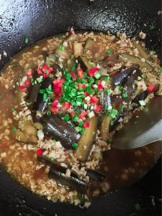 勾芡，撒红椒末与香葱。