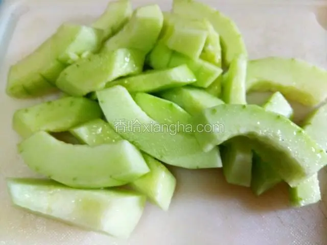 香菇去皮，去瓤，切块备用