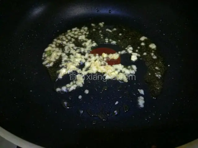 热油锅下蒜蓉爆香