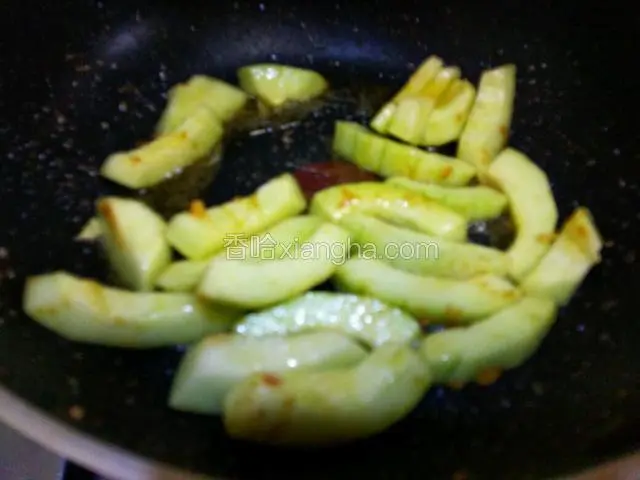 热油锅下香菇入锅翻炒，给一点点盐搅拌均匀