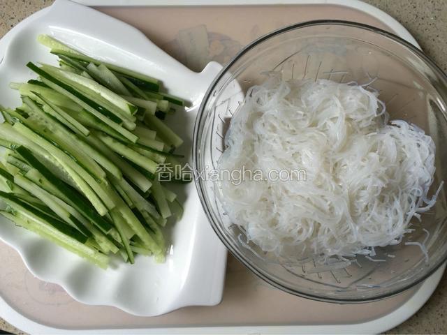 黄瓜切成丝，粉丝在沸水中烫熟快速捞出，过两遍凉开水放入碗中备用。