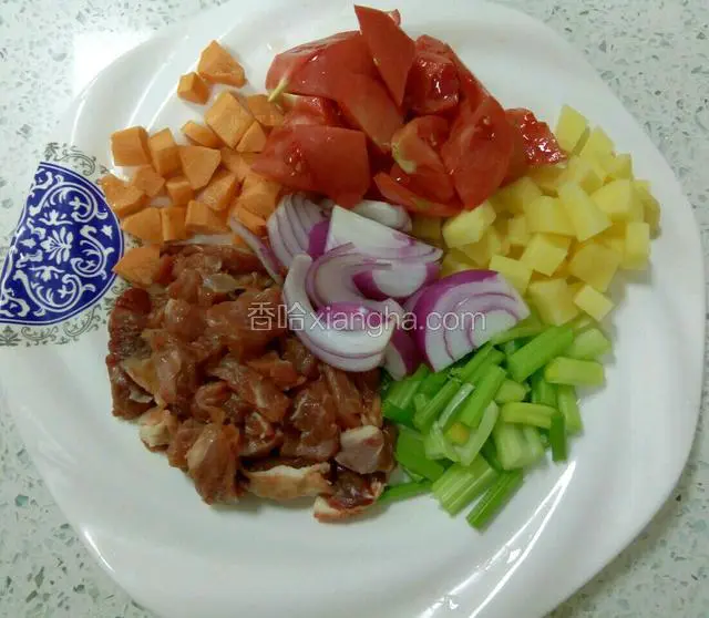准备好食材，牛肉，番茄切块，土豆，胡萝卜切丁，洋葱切丝，芹菜切段