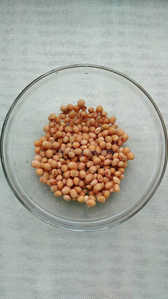 干黄豆用清水浸泡半个小时。