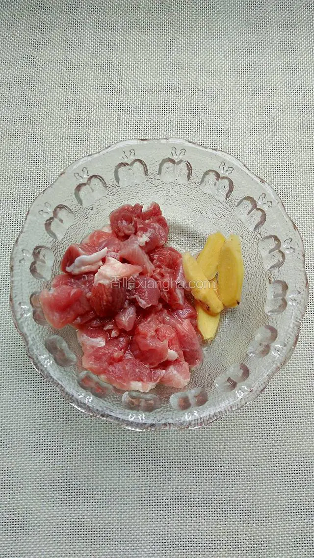 猪肉切小丁，姜切片。