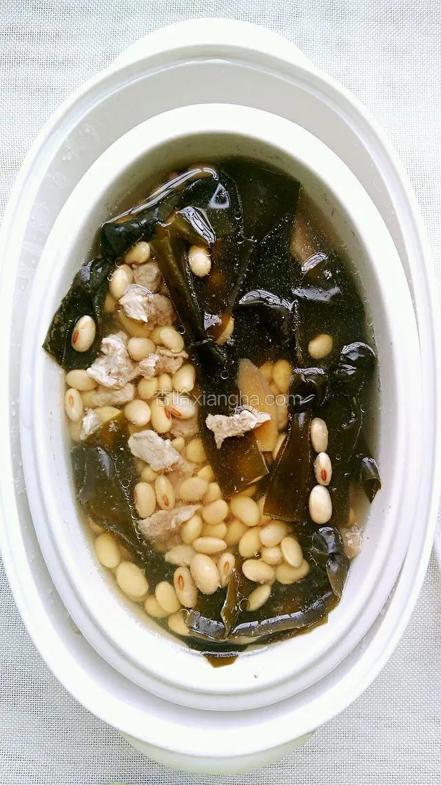 炖好之后调入适量盐和鸡精，搅拌均匀即可。