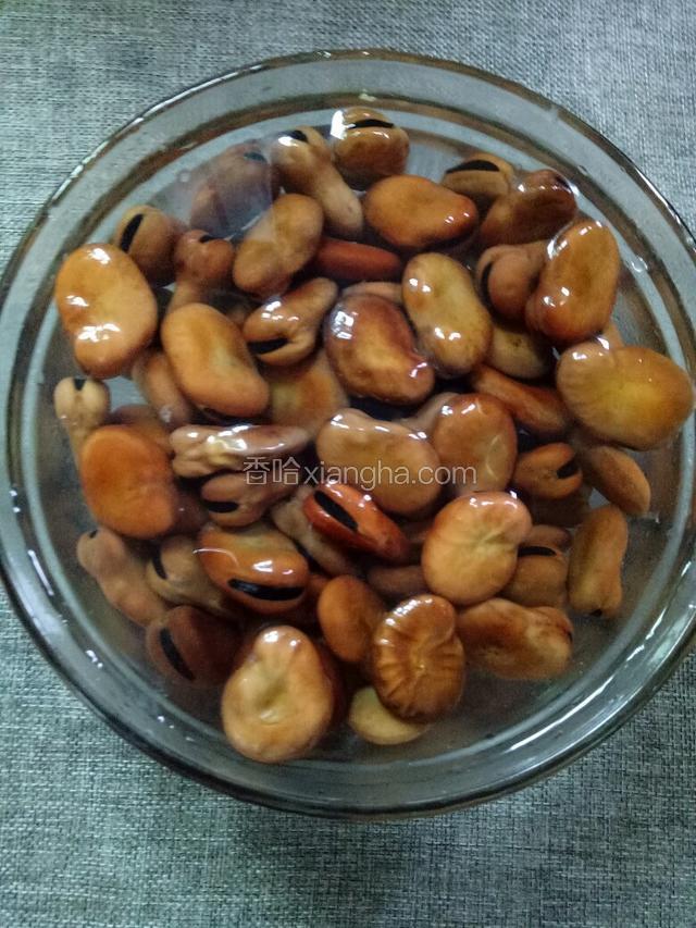 将干豆用清水泡一个小时。