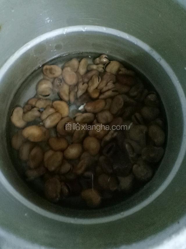 将豆放入高压锅煮十分钟。