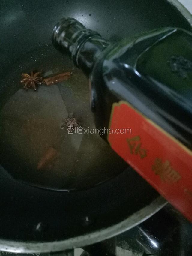煮豆的同时我们来煮香料，把各种香料和调料一起放入锅中注入适量清水，煮五分钟。