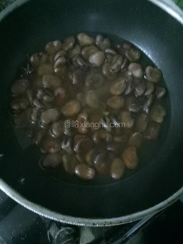 然后把煮熟的豆子放入香料锅。
