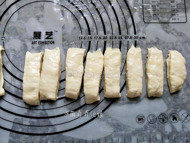 菜刀或刮板也抹油防粘，把长条切成一个个小条状。