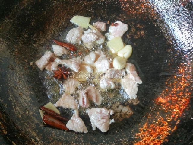 下姜蒜和肉片，炒至肉片发白