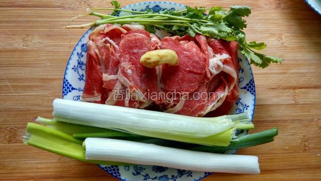 准备材料。葱、姜香、菜洗净，羊肉卷提前拿出来解冻。