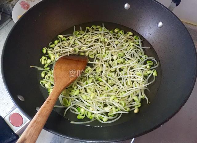起锅坐水，将黄豆芽摘去根部洗净，待水煮沸后放入黄豆芽焯水；