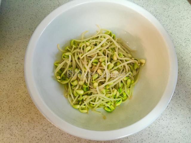 待黄豆芽焯熟后捞出沥干水份，铺在大碗底部备用;