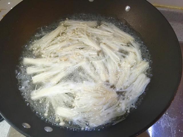 锅中倒入适量清水，水煮开后放入金针菇焯水约2分钟；
