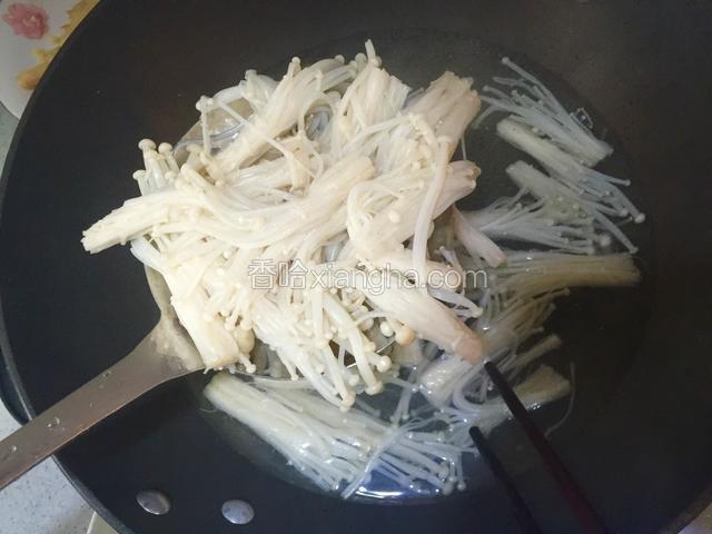 用漏勺捞出金针菇沥干水份备用；