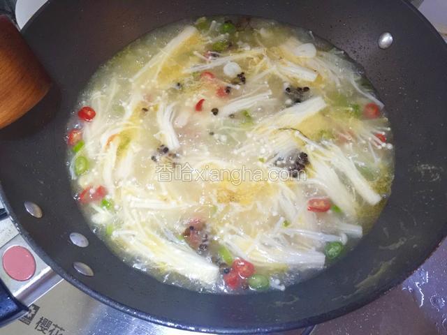 加两片姜入锅中煮开，加生抽、老抽、蚝油和白糖调味，再次煮开；