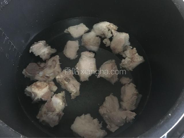 洗净的猪肉块放高压锅，按烧饭按钮