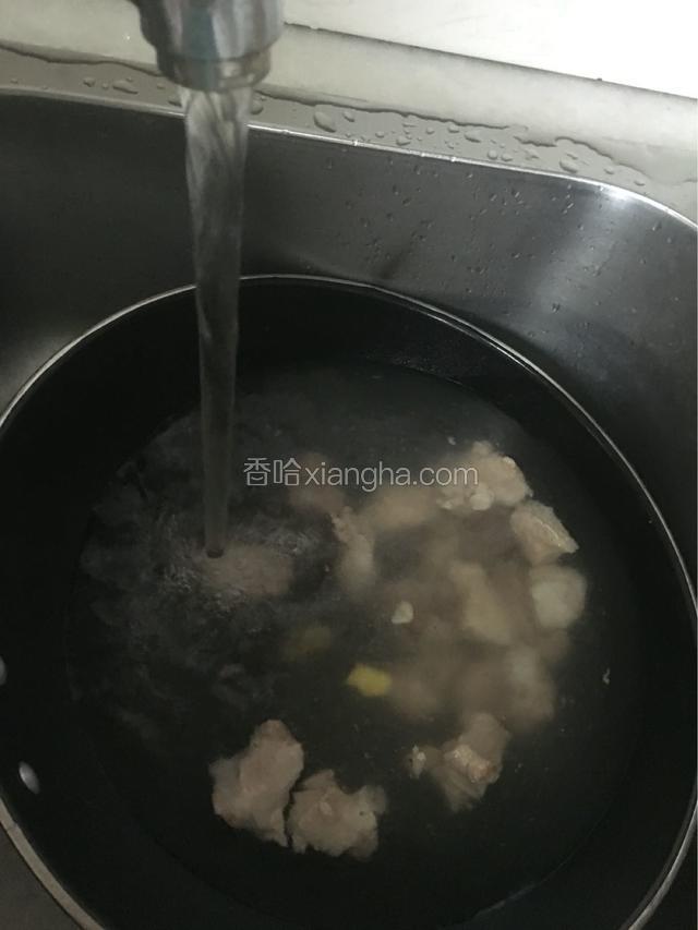 煮开后的猪肉，用水冲洗一下，去除血末