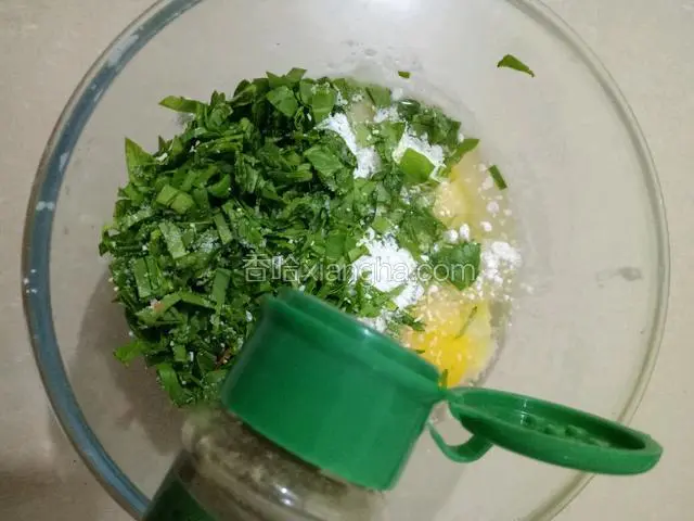 青菜叶切细丝也放入碗中，加少许盐、鸡精和胡椒粉。
