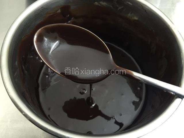 巧克力融化之后加入泡软的吉利丁混合即可.加入蛋黄加拌均匀