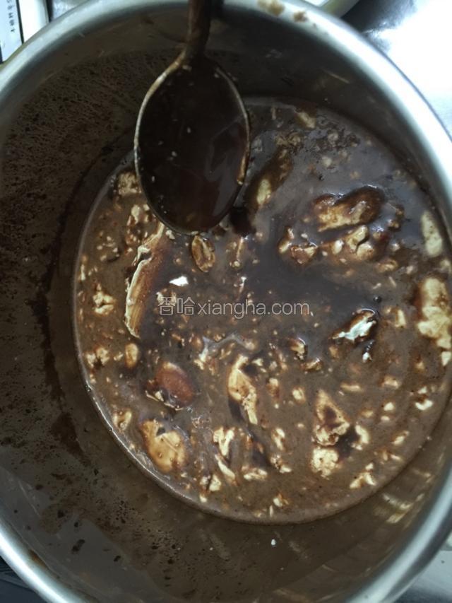 淡奶油打发鸡尾状分次加入巧克力酱搅拌均匀即可.入模具.一层蛋糕胚一层酱料.倒满之后抹平冷冻2小时左右