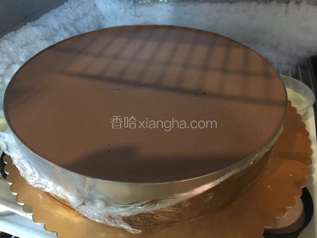 倒在模具表面.不要有气泡.静止完全凝固即可.分切脱模