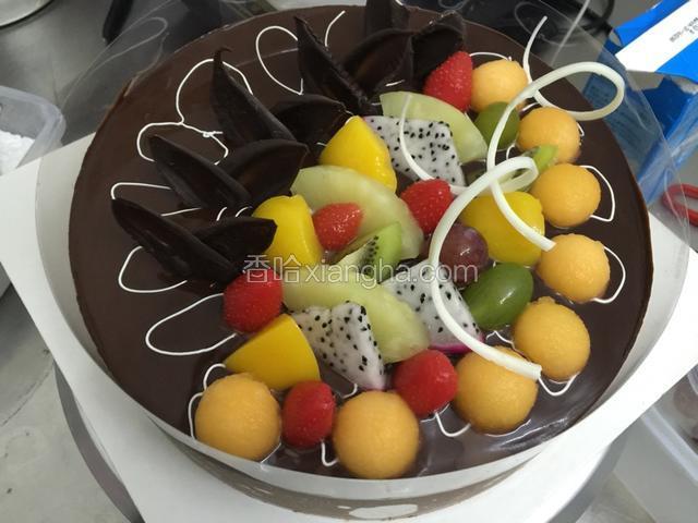 哈密瓜挖球.摆放边缘.摆放其他水果摆满即可