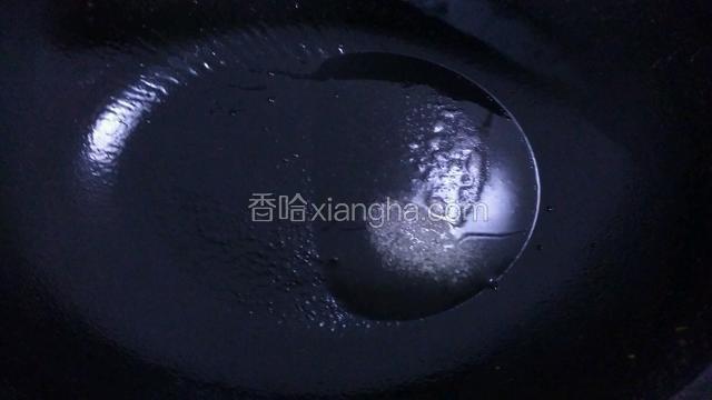 锅中放油加入白糖