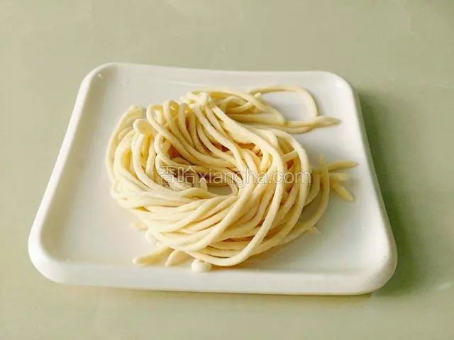 准备面条。一碗的量。