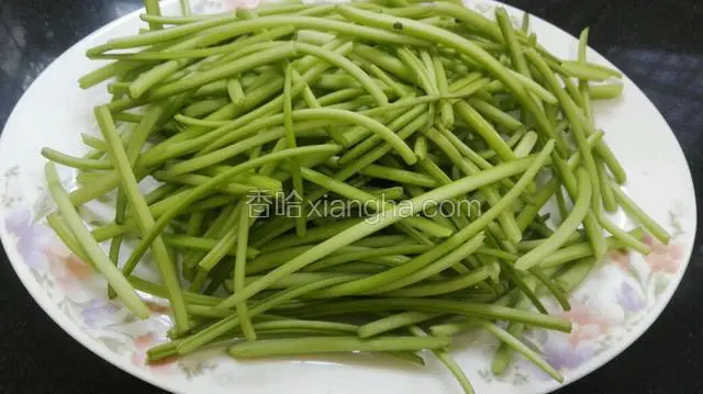 将红薯叶茎冲洗干净