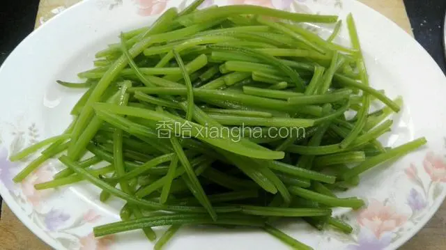 捞出，过凉，控干水份，装盘